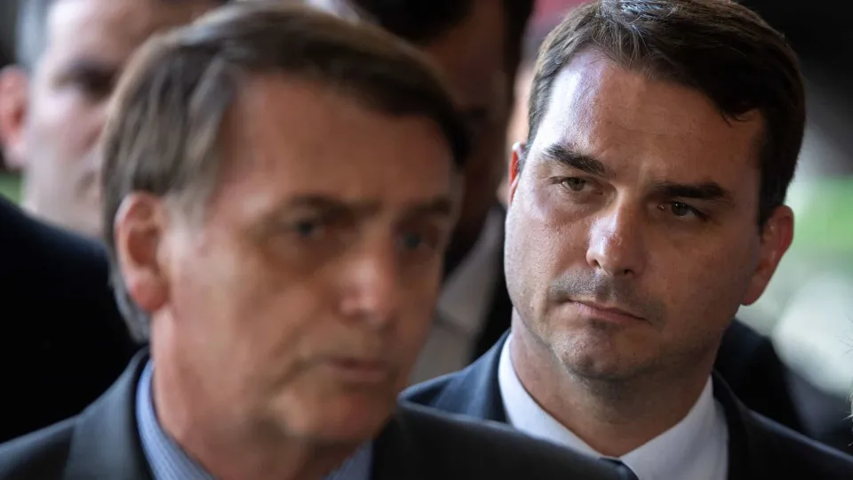 Flávio Bolsonaro propôs fim de proteção à área onde pai foi multado por pesca ilegal
