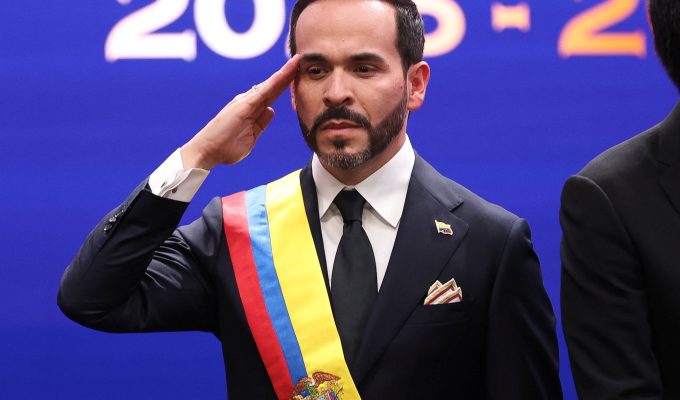 Presidente da Colômbia muda regras de resposta a protestos na véspera de manifestações contra o governo
