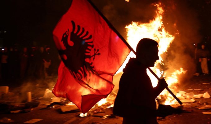 Ministério da Educação da Albânia é incendiado durante protesto estudantil