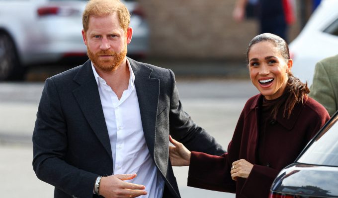 Príncipe Harry e Meghan Markle fazem primeira aparição pública após voltarem ao Reino Unido