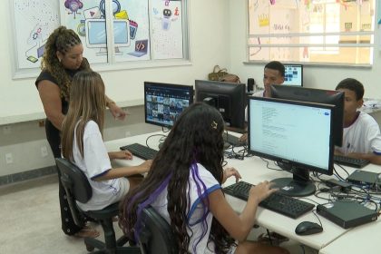 ‘Eu sonhei, acreditei e aconteceu’: ex-porteira vira professora na mesma escola em Vitória