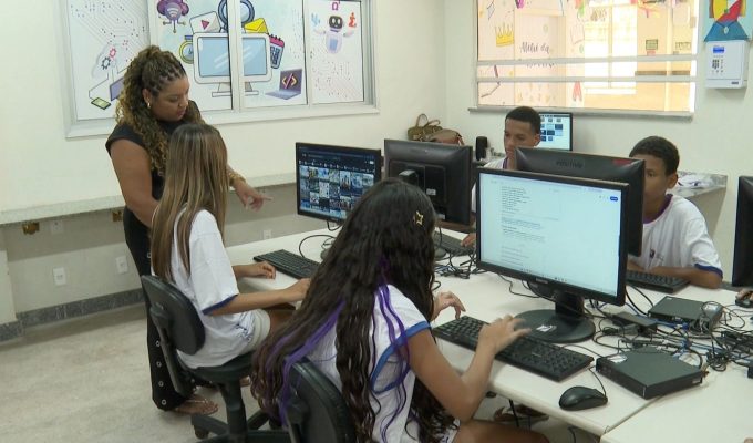 ‘Eu sonhei, acreditei e aconteceu’: ex-porteira vira professora na mesma escola em Vitória