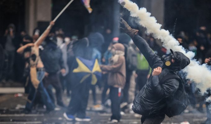 Protesto estudantil contra cortes em universidades termina em confronto com a polícia na Argentina