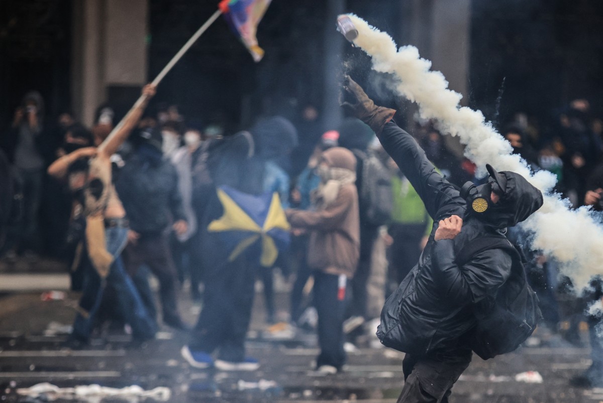 Protesto estudantil contra cortes em universidades termina em confronto com a polícia na Argentina