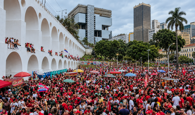 “O samba não se cala”: escolas, blocos e sambistas ocupam a Lapa em ato por Lula