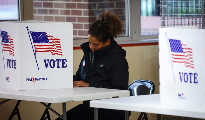 Governo Trump processa Califórnia para barrar voto de 20 mil pessoas que alega não serem cidadãos