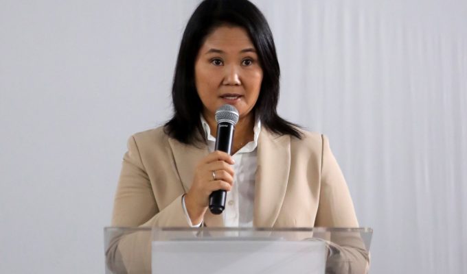 Governo do Peru proíbe maquiagem e impõe cabelo curto nas escolas públicas