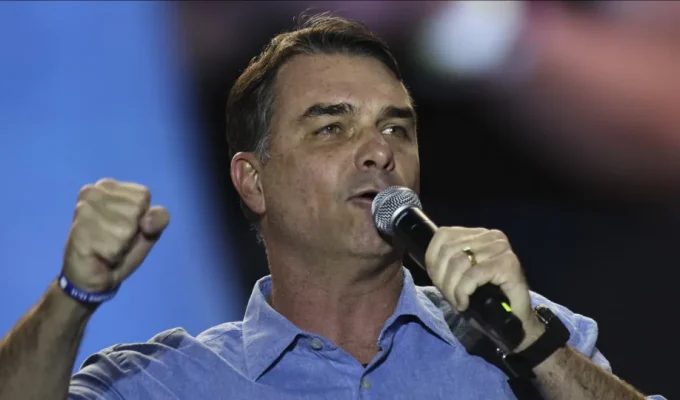 Bet de investigado por fraude do INSS pagou voos de Flávio Bolsonaro na Europa