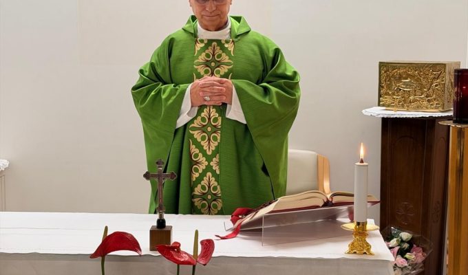 Vaticano divulga primeiras FOTOS de papa Leão XIV após cirurgia para retirada de câncer; VEJA