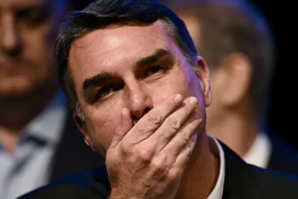 Flávio votou contra projeto que suspende posse de arma de policial que comete violência doméstica