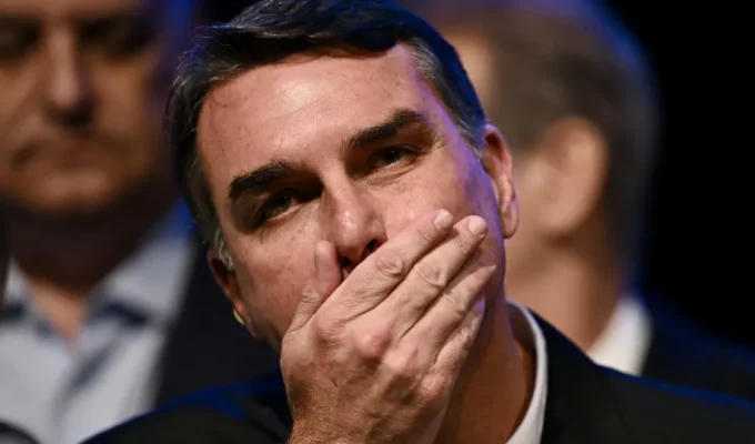 Flávio votou contra projeto que suspende posse de arma de policial que comete violência doméstica