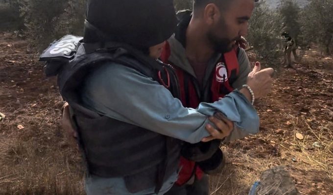 VÍDEO mostra jornalista dos EUA ferida após ataque de colonos israelenses