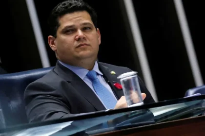 Alcolumbre negocia idade mínima para indicação ao STF se Flávio Bolsonaro for eleito
