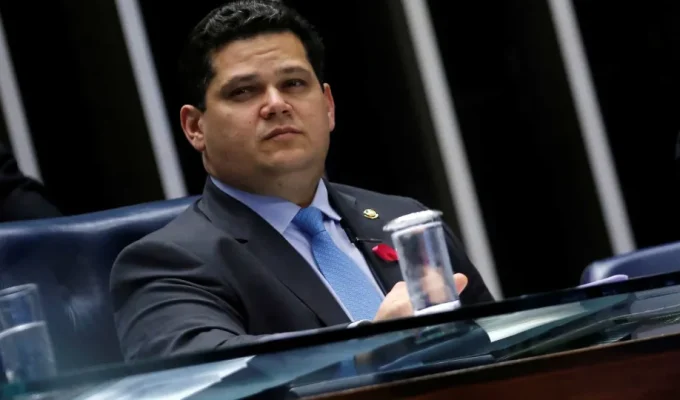 Alcolumbre negocia idade mínima para indicação ao STF se Flávio Bolsonaro for eleito