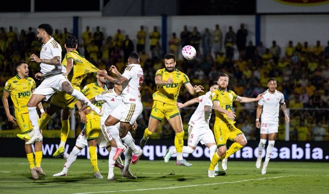 Com um a mais, Mirassol vence e complica Internacional no Brasileirão