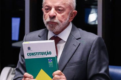 Lula faz campanha em MG e celebra fim da jornada 6×1