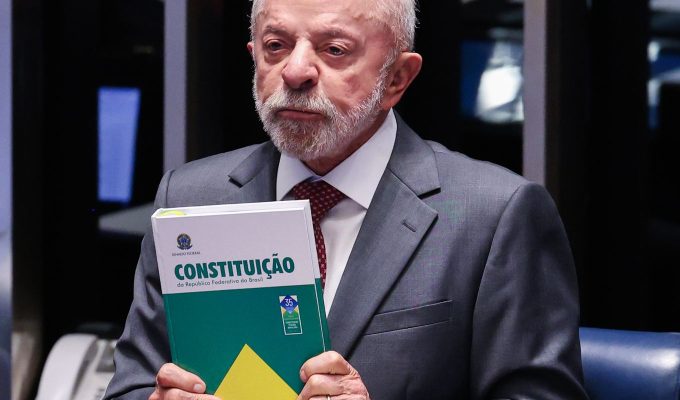 Lula faz campanha em MG e celebra fim da jornada 6×1
