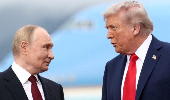 Trump suspende tarifas contra a Rússia e grandes compradores de petróleo e gás russos