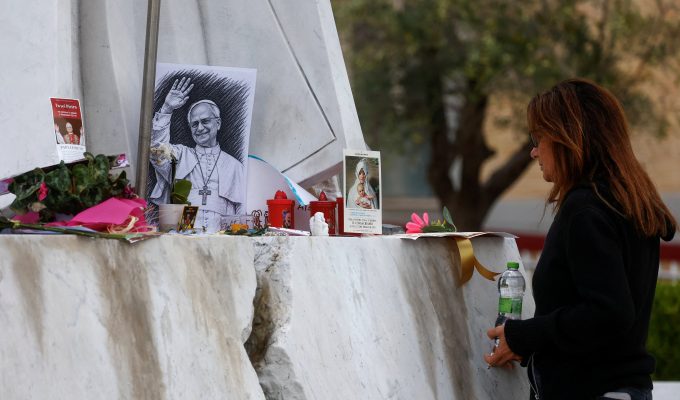 Papa Leão XIV deve receber alta do hospital neste sábado, diz Vaticano