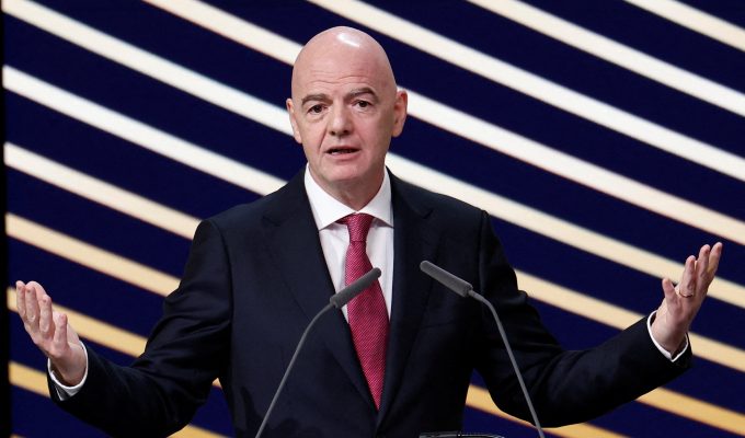 Presidente da FIFA recebeu US$ 1,7 milhão não declarado da Copa do Mundo, diz TV