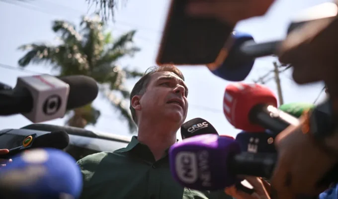 Flávio diz que nomear o pai para cargos “não está no radar”