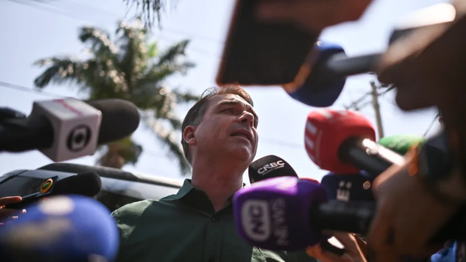Flávio diz que nomear o pai para cargos “não está no radar”