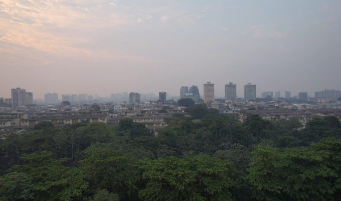 Manaus amanhece sob fumaça e governo do Amazonas é questionado por dispensar reforços federais