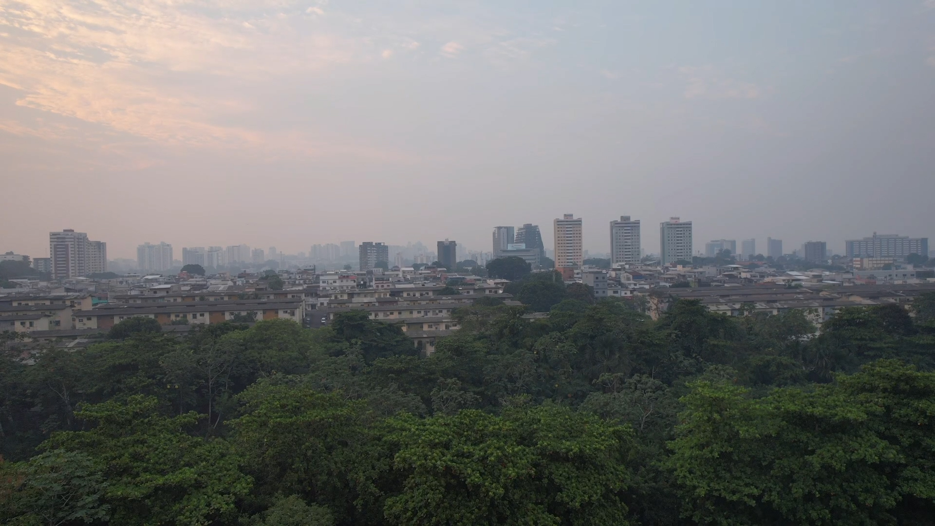 Manaus amanhece sob fumaça e governo do Amazonas é questionado por dispensar reforços federais