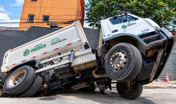 VÍDEO: caminhão de lixo é ‘engolido’ por cratera que se abre no asfalto em Osasco, na Grande SP