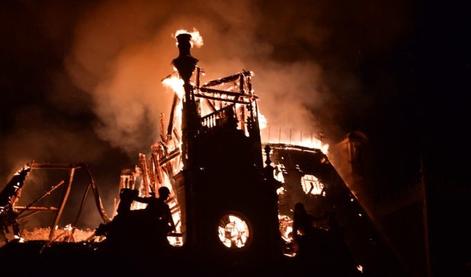 Incêndio atinge prefeitura de Limoges e derruba telhado do prédio de 1883