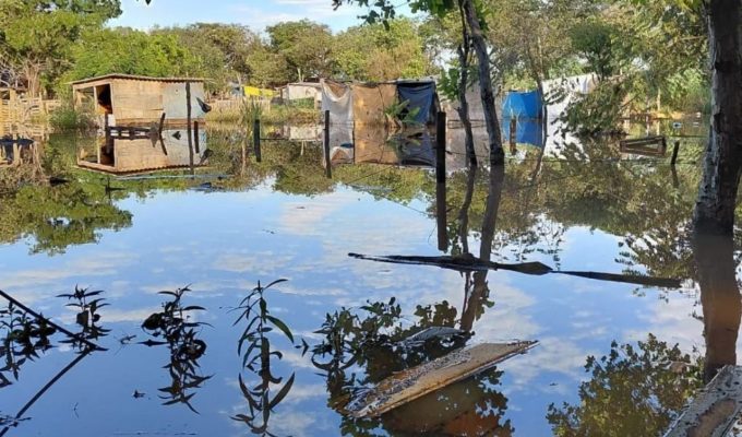 Água invade moradias, destrói móveis e deixa moradores ‘ilhados’ em comunidade de Campo Grande