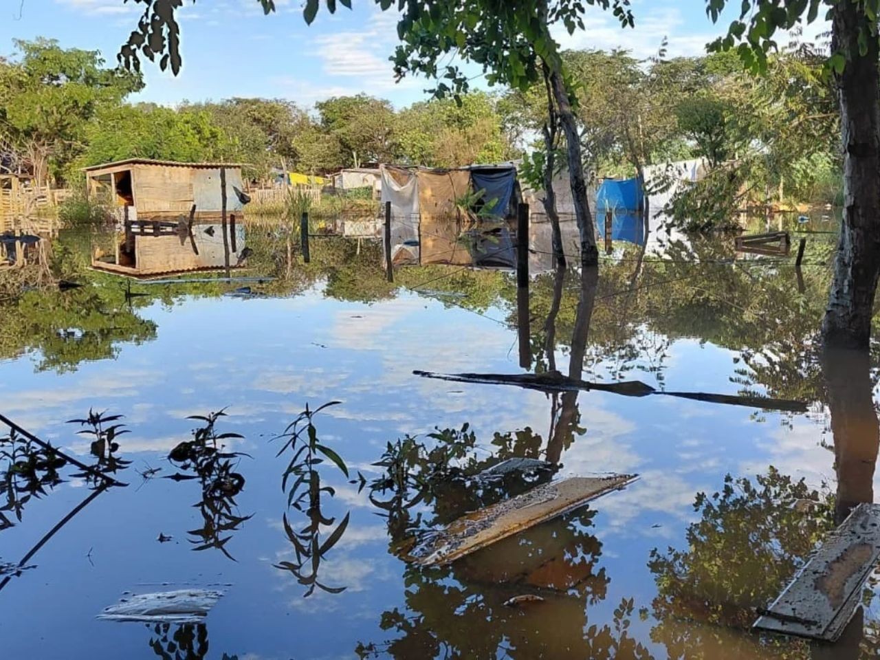 Água invade moradias, destrói móveis e deixa moradores ‘ilhados’ em comunidade de Campo Grande