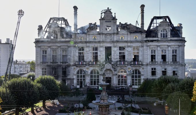 Protestos na França levam mais de 500 mil às ruas e deixam 1 morto, 500 policiais feridos e 1.800 presos