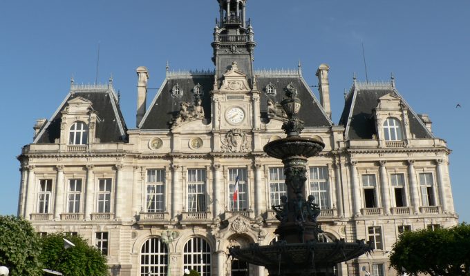Veja VÍDEO do momento que torre de prefeitura na França desaba durante incêndio causado em protestos