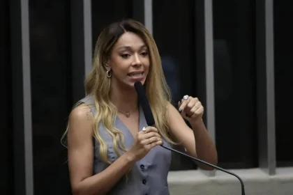 Erika Hilton diz colher assinaturas para instalar CPI que investiga big techs em eleição