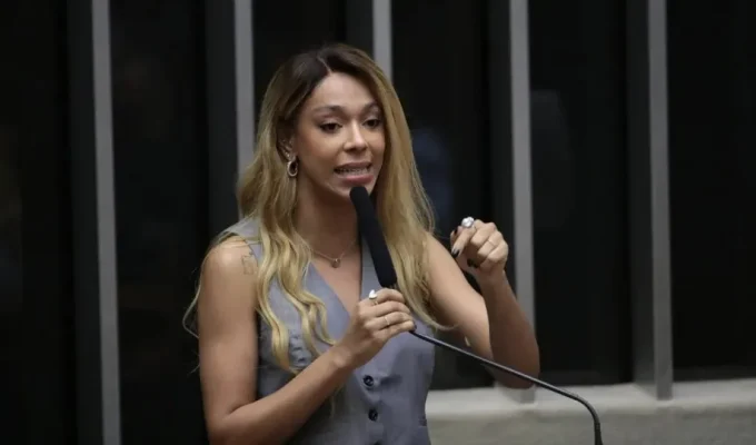 Erika Hilton diz colher assinaturas para instalar CPI que investiga big techs em eleição