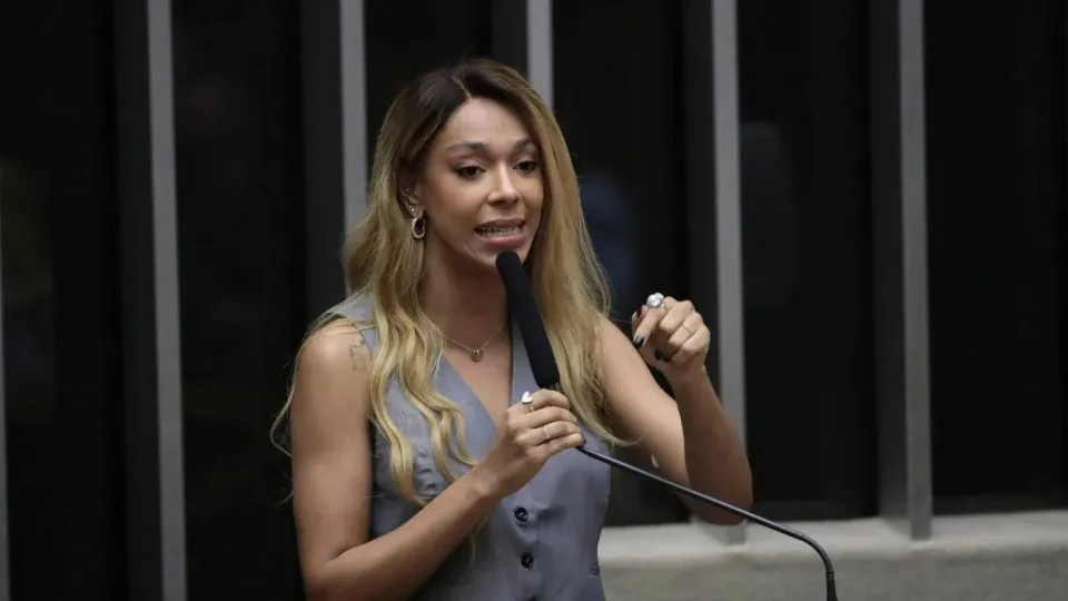 Erika Hilton diz colher assinaturas para instalar CPI que investiga big techs em eleição