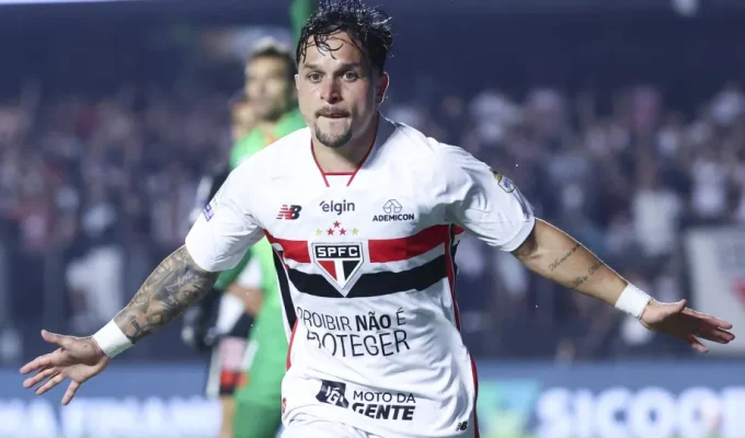 Artur desencanta, São Paulo vence Vasco e sonha com Libertadores