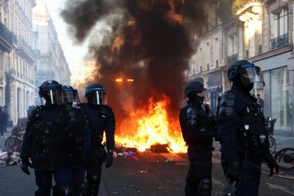 França registra novos confrontos em Paris após dia de protestos