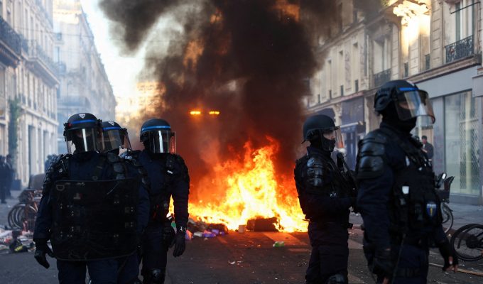 França registra novos confrontos em Paris após dia de protestos