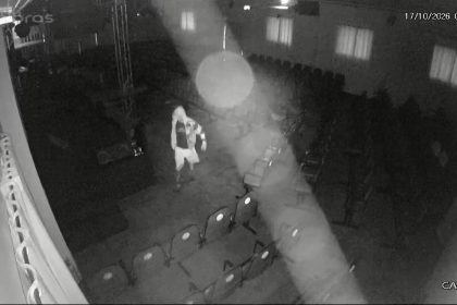 VÍDEO: Homem invade igreja evangélica e furta TVs, computador e equipamentos em Cruzeiro, SP