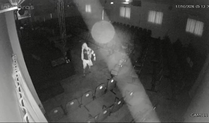 VÍDEO: Homem invade igreja evangélica e furta TVs, computador e equipamentos em Cruzeiro, SP