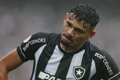Tiquinho ‘volta no tempo’ e Botafogo bate Chapecoense na 1ª vitória de Tite