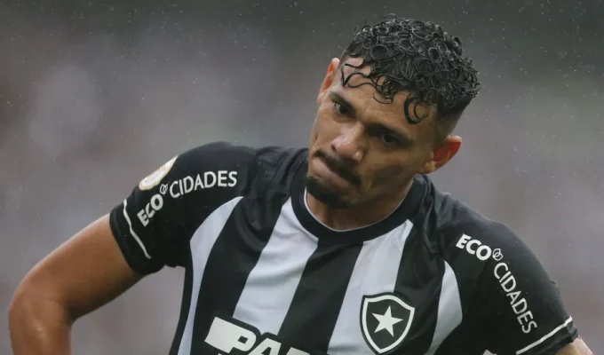 Tiquinho ‘volta no tempo’ e Botafogo bate Chapecoense na 1ª vitória de Tite