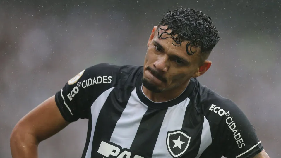 Tiquinho ‘volta no tempo’ e Botafogo bate Chapecoense na 1ª vitória de Tite