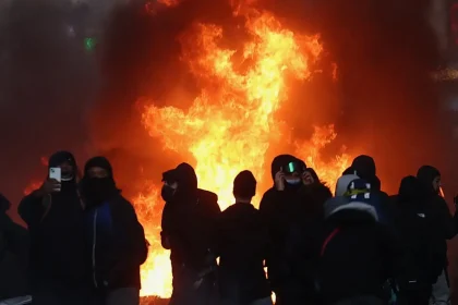 Tensões voltam a crescer; França contabiliza custos de protestos