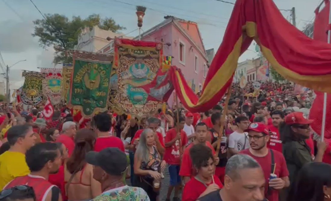 Três cidades do Grande Recife têm atos em apoio a Lula; vídeo mostra desfile de agremiações em Olinda
