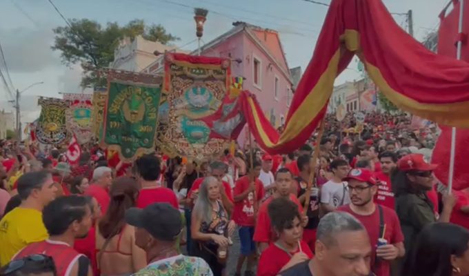Três cidades do Grande Recife têm atos em apoio a Lula; vídeo mostra desfile de agremiações em Olinda