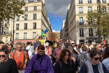 Paris é Lula! Brasileiros ocupam a Praça da República em apoio à reeleição