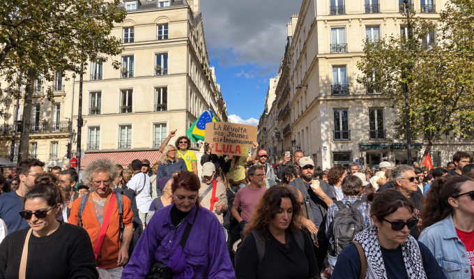Paris é Lula! Brasileiros ocupam a Praça da República em apoio à reeleição